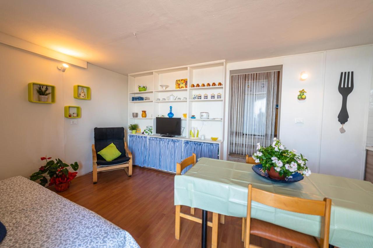 La Casetta Azzurra Naxos Giardini Naxos Bagian luar foto
